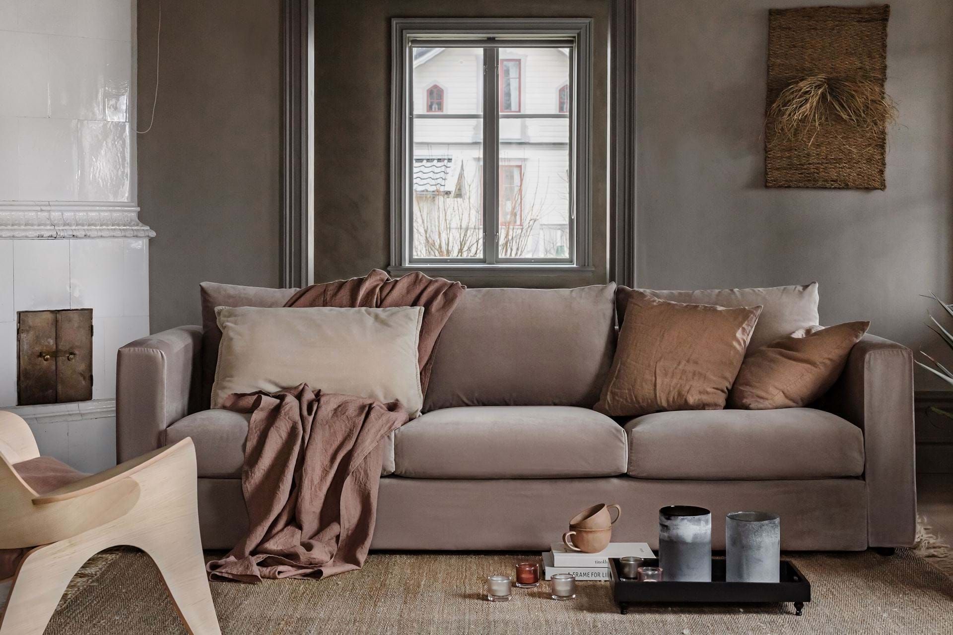 Được đánh giá bởi Bemz, Vimle sofa IKEA là một sản phẩm hoàn hảo cho không gian sống hiện đại của bạn. Sản phẩm này được làm bằng chất liệu vải cao cấp và có thể được tân trang lại để phù hợp với mọi phong cách trang trí nội thất. Sản phẩm Vimle của IKEA mang lại sự thoải mái đến bạn từ những ngày đầu sử dụng.